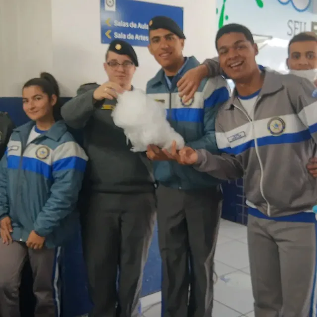 Alunos do colégio militar segurando algodão-doce