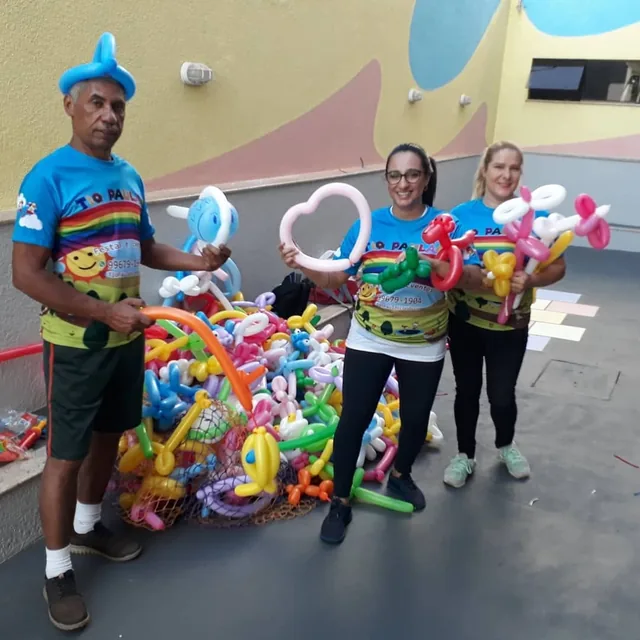 Equipe do Tio Paulão com muitas esculturas de balões coloridas