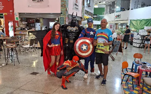 Batman, Supergirl, Homem-Aranha e Capitão América com o Tio Paulão num shopping