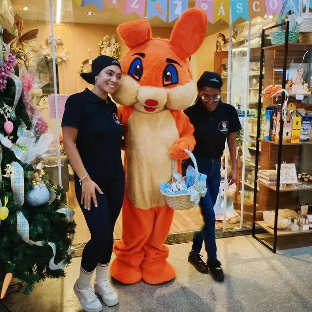 Coelho da Páscoa com a equipe numa loja decorada
