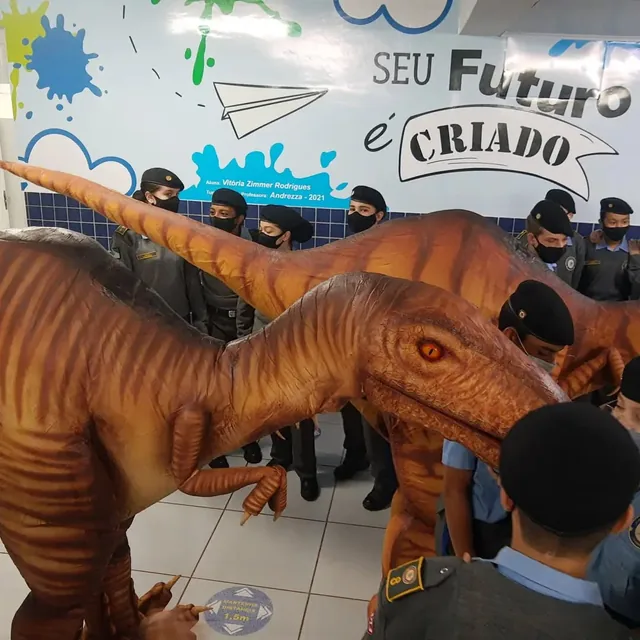 Dois dinossauros em tamanho real visitando um colégio