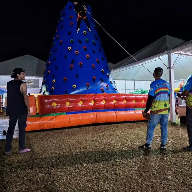 Escalada inflável azul montada à noite num evento
