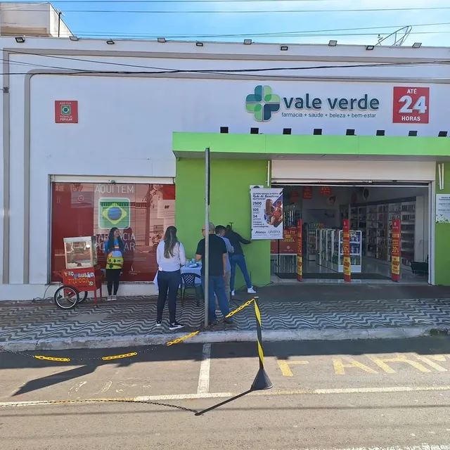 Carrinho de pipoca na porta de uma farmácia
